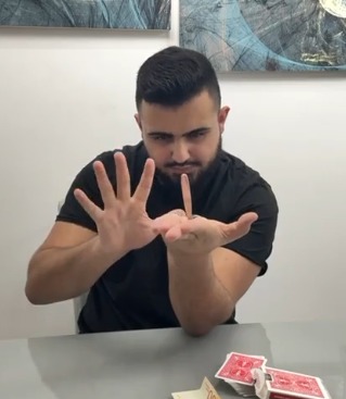 תמונה מתוך קמפיין מארז אומנות החושים – דיוויד קטייב מכופף כפית בכוח המחשבה