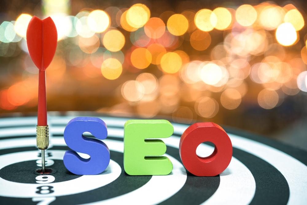 בעל אתר מתבונן במסך מחשב, מנסה להבין נתוני SEO