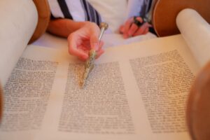 נער חוגג בר מצווה עם תפילין מול הכותל המערבי