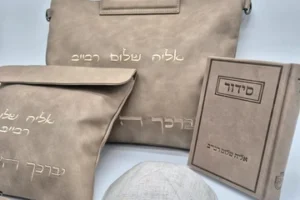 נער מניח תפילין בהתרגשות לקראת טקס הבר מצווה