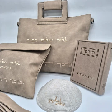נער מניח תפילין בהתרגשות לקראת טקס הבר מצווה